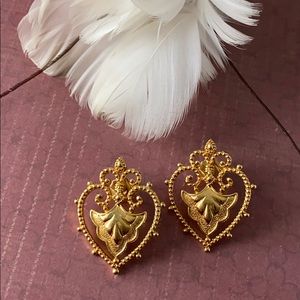 🌟3/$15 Vintage late 80’s gold tone “fleur de lis”